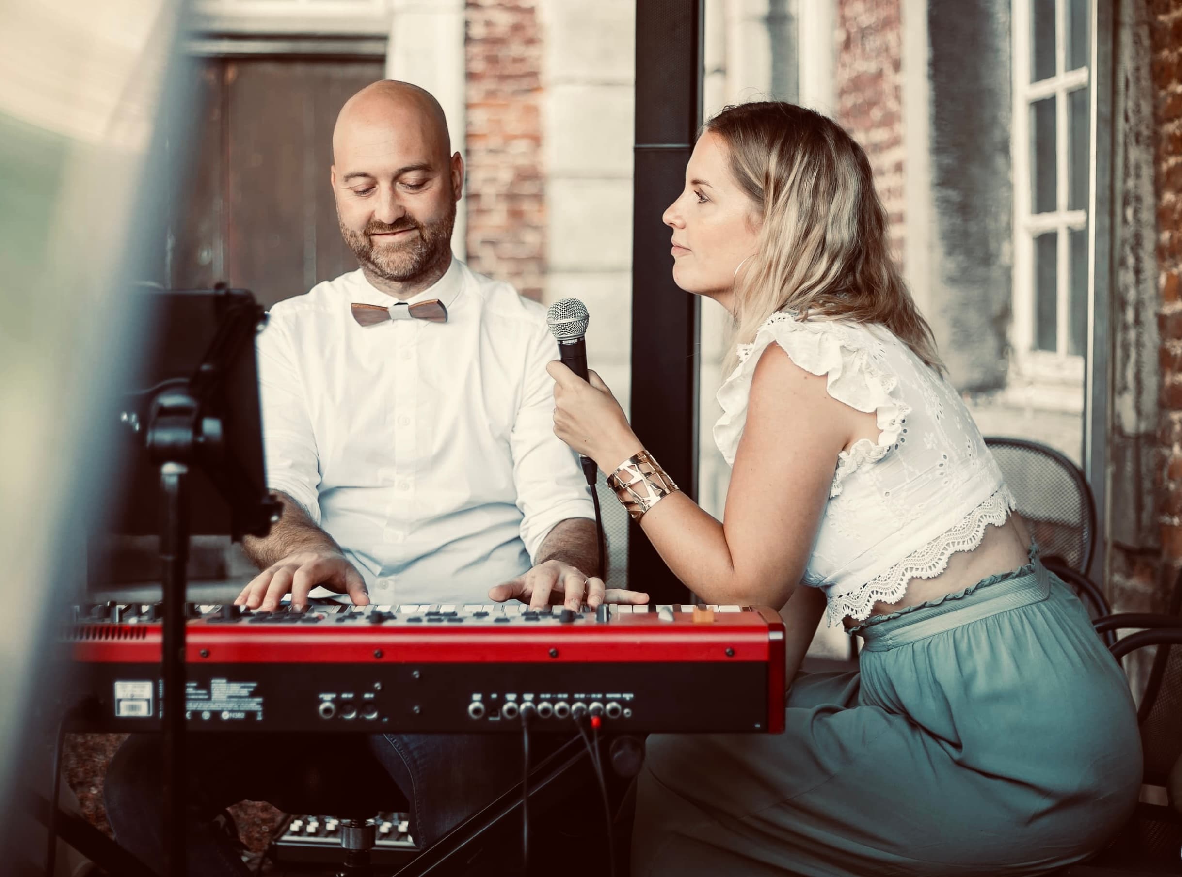 Duo de musique live jouant du piano et chantant lors d'un mariage en Belgique
