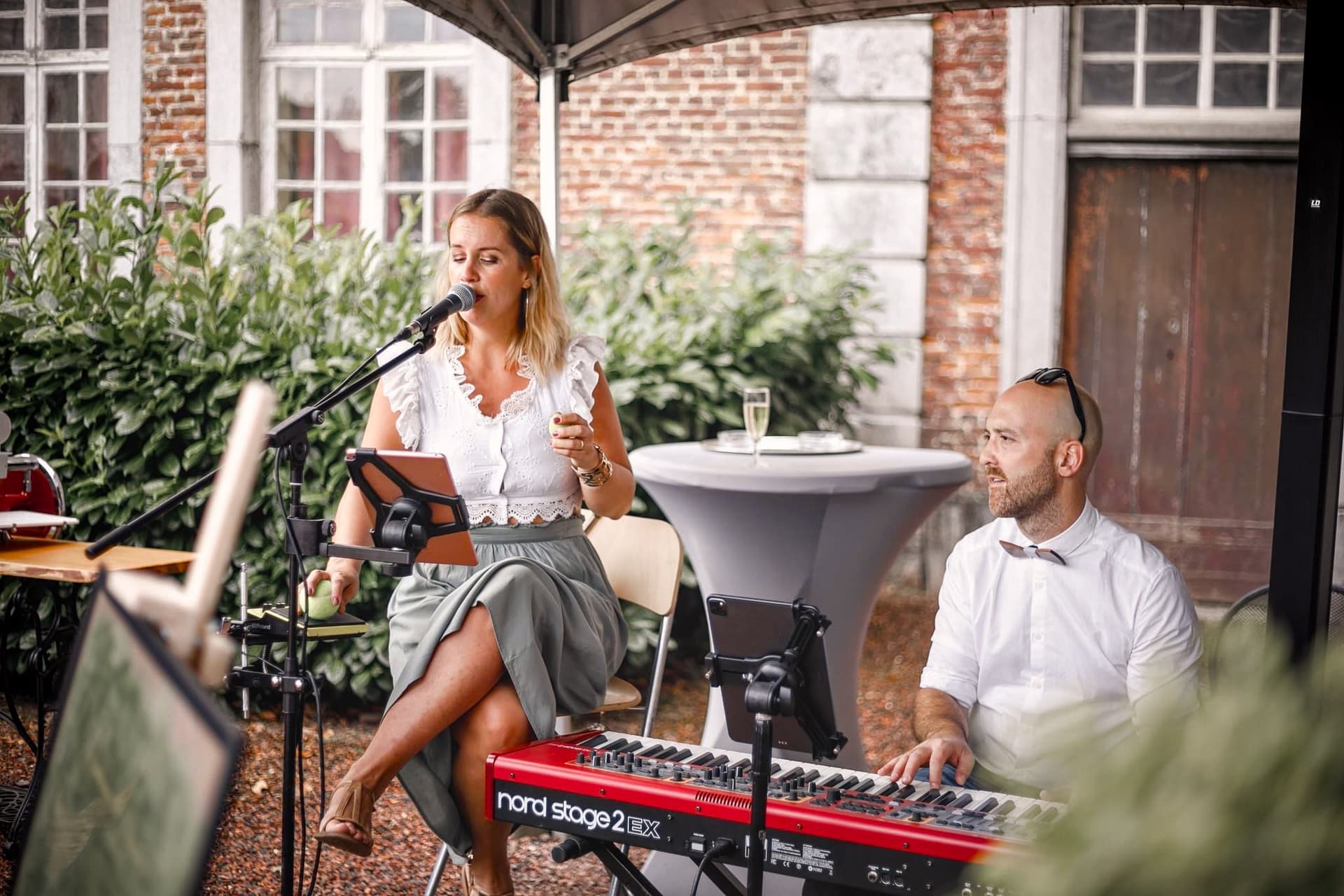 Animation musicale live pendant un cocktail de mariage