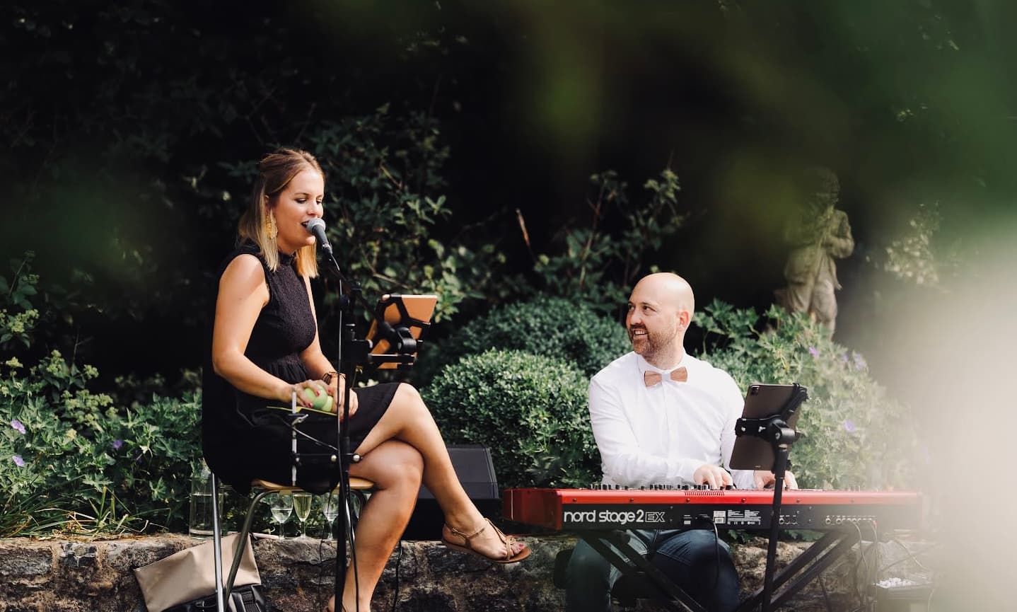 Duo piano-voix Sunrise Music en musique live lors d'un cocktail de mariage en Belgique
